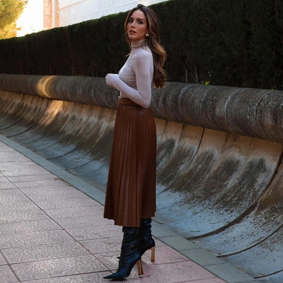 ZARA Pleated faux leather skirt - Picture 4 of 7